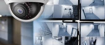 Centro de monitoreo de Seguridad 24, mostrando operadores y pantallas.